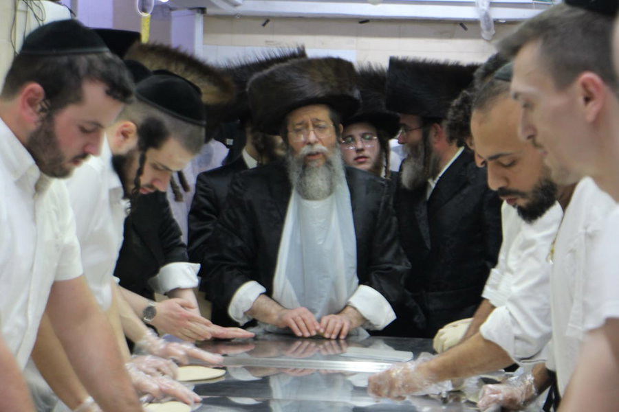 האדמו"ר משבט הלוי באפיית מצות