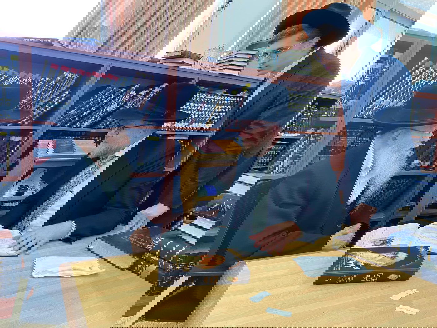 הרב מלר מציג את המכתב לראש ישיבת חברון הגר"ש כץ