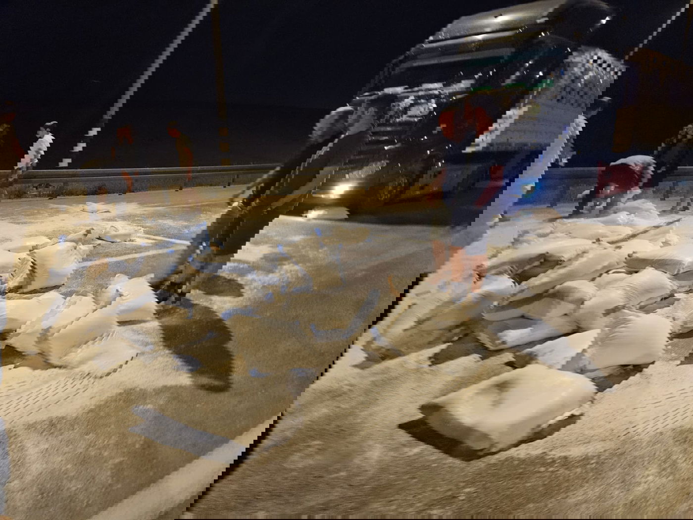 שקי קמח על הכביש 