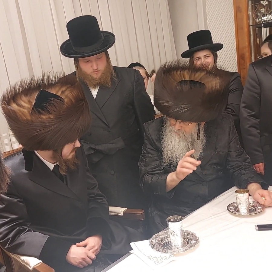 הגאב"ד מכבד את האדמו"ר לברך תחילה על היין