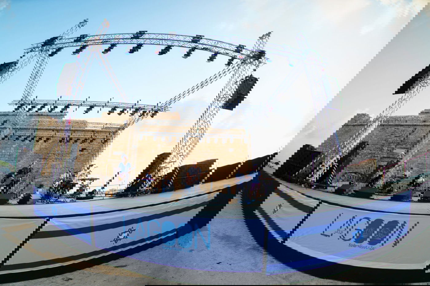 צפו: המופע ההיסטורי של ישי ריבו בקפריסין