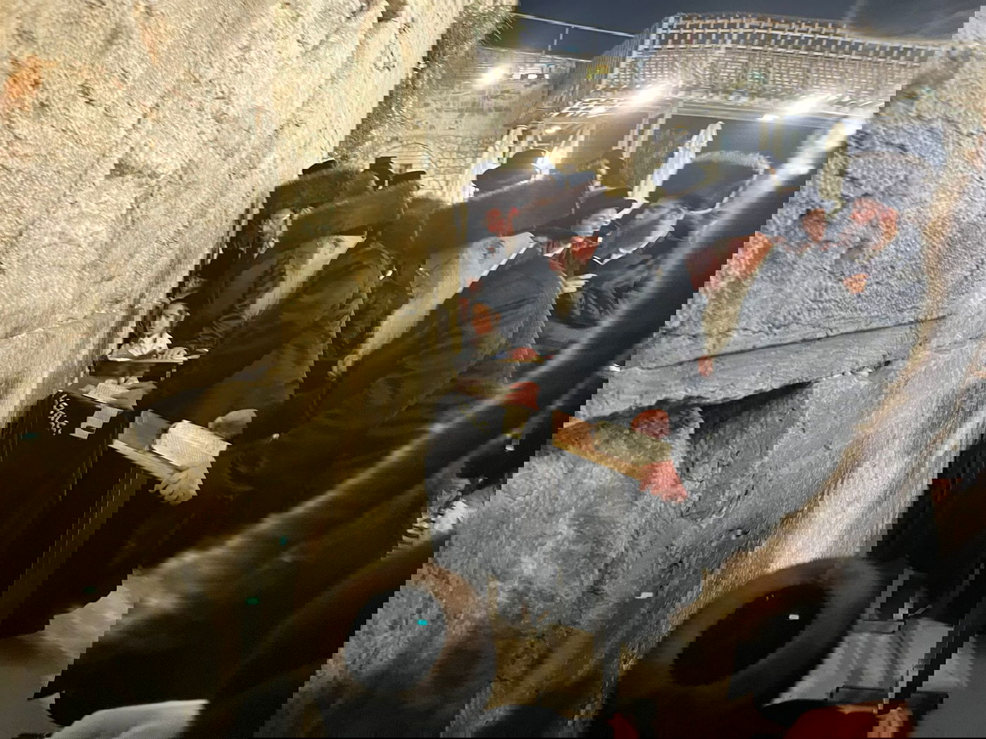 האדמו"ר ממחנובקה בעלזא בכותל המערבי