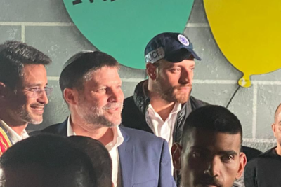 סמוטריץ' במימונה עם מפוני הצפון: "מכאן קוראים לנתניהו שיורה על כניסה לרפיח"