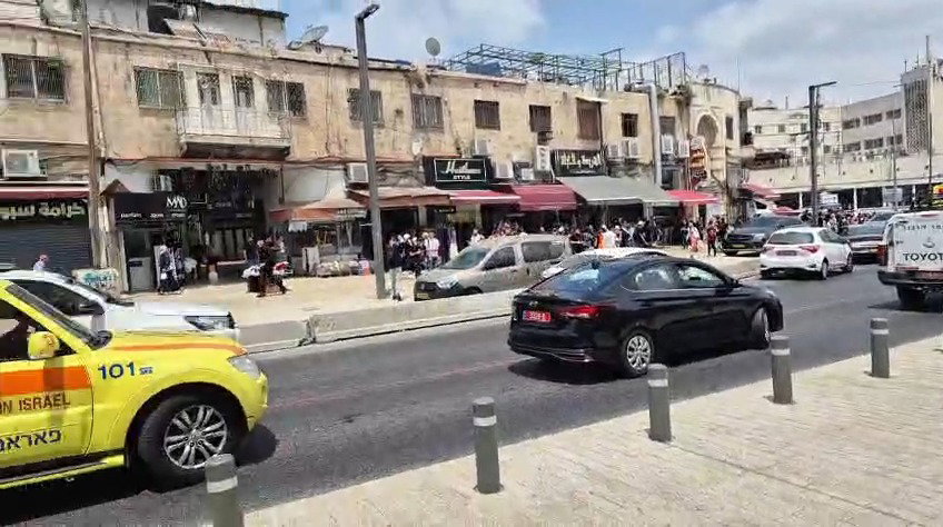 אמבולנסים בדרך למקום הפיגוע