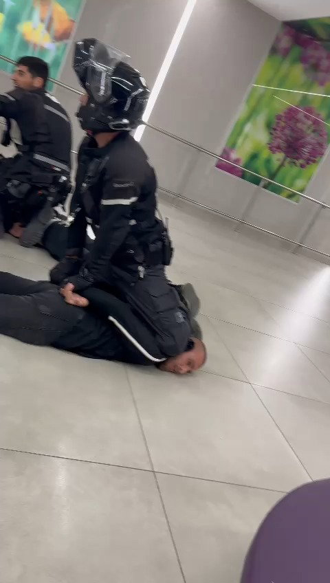 שוטרים מבצעים מעצרים בבית החולים סורוקה בבאר שבע