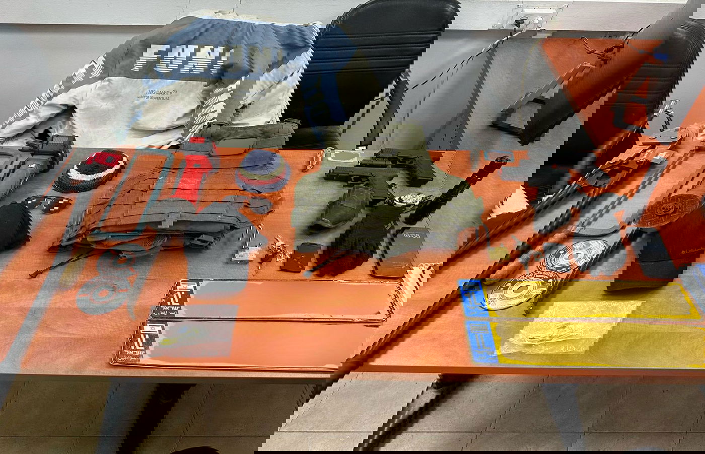 כלי הפריצה והציוד הנוסף שאותר בחיפוש ברכבו של הנאשם