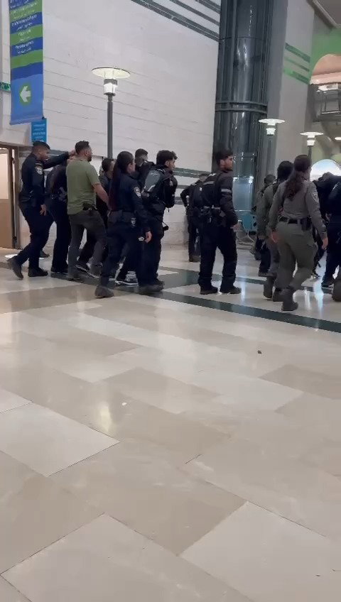 שוטרים פועלים בבית החולים סורוקה בבאר שבע, הערב