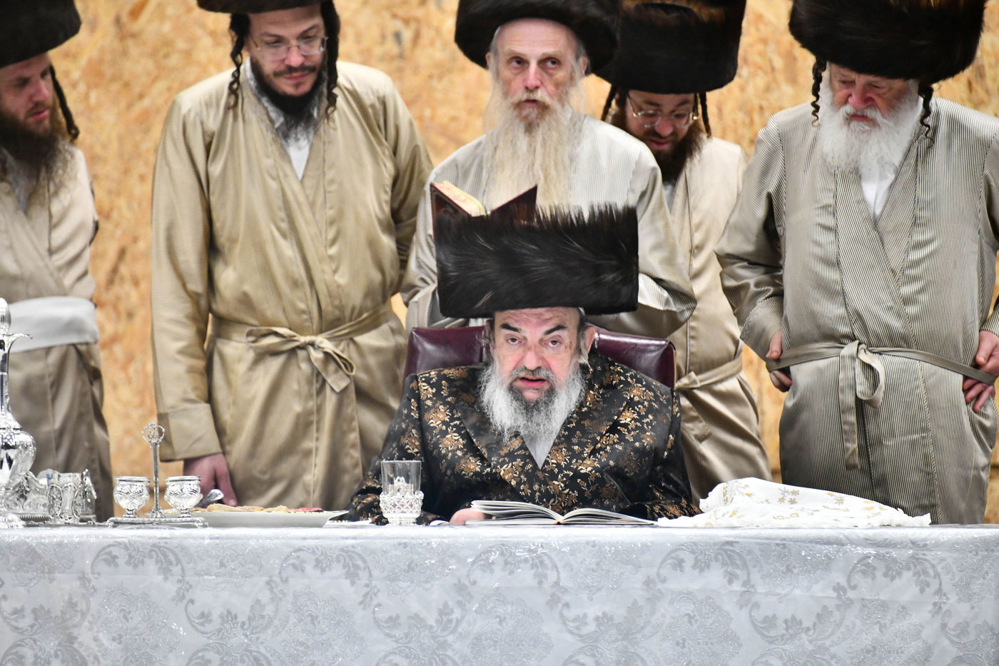 טיש נעילת החג בלעלוב