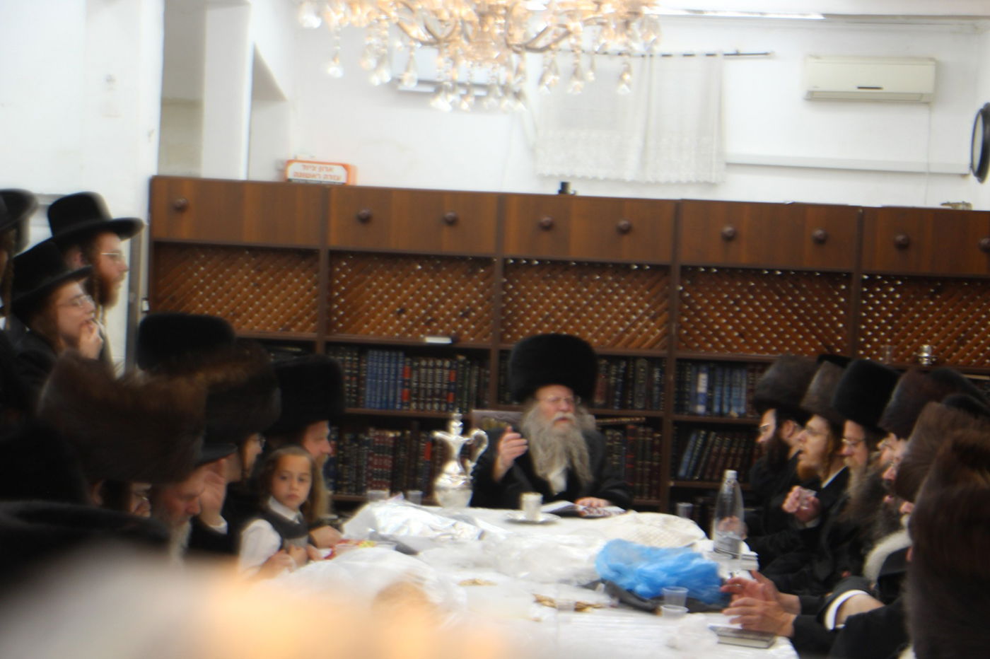 טיש נעילת החג בקוזמיר 