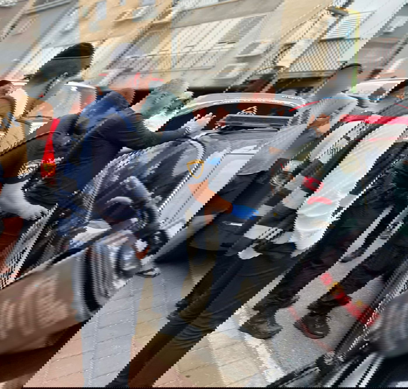 חשוד בגניבת עשרות אופנים חשמליים בבני ברק - נעצר והועבר למשטרה | תיעוד