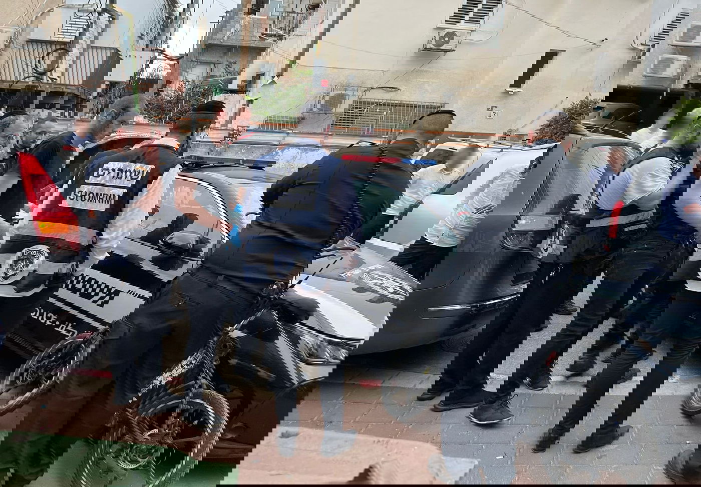 חשוד בגניבת עשרות אופנים חשמליים בבני ברק - נעצר והועבר למשטרה | תיעוד