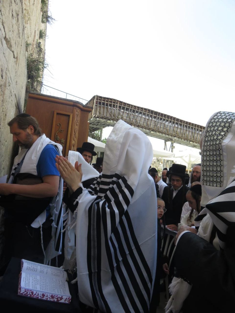 האדמו"ר מזוויעהיל בתפילה על יד הכותל המערבי