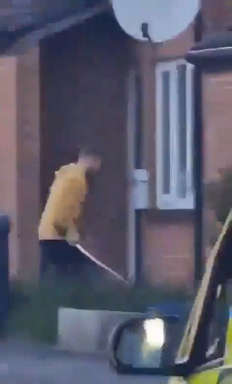 החשוד מניף חרב ברחוב