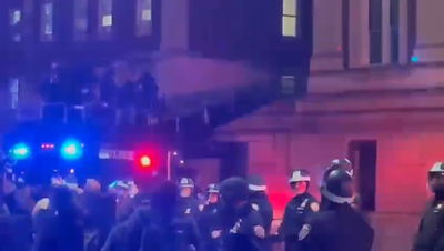 דרמה בקולומביה: שוטרים פרצו באמצעות מנוף ועצרו את הכובשים 