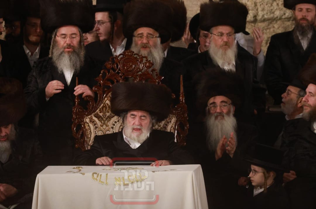 האדמו"ר מויז'ניץ ע"י הכותל המערבי