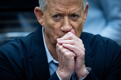 גנץ מגן על היועמ"שית ותוקף את נתניהו: "כתם של חוק השתמטות"