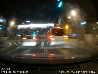 גנב רכב, נמלט מהשוטרים, ביצע תאונה - ונעצר | צפו