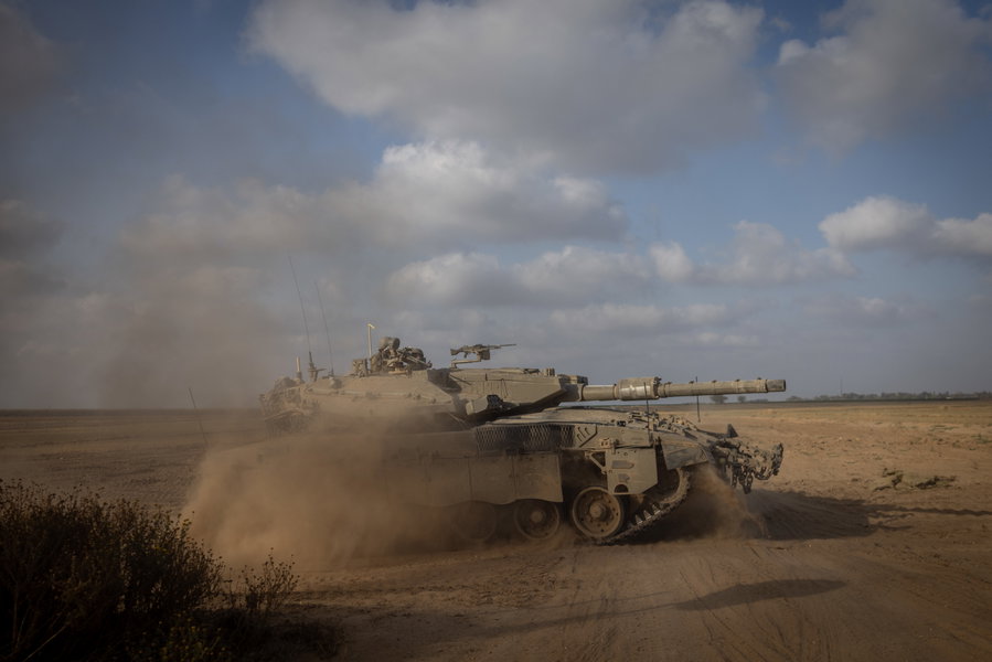 כוחות צה"ל נערכים ליד עזה