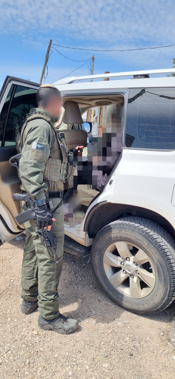 קצין שליווה את החילוץ נושא את אחד הילדים