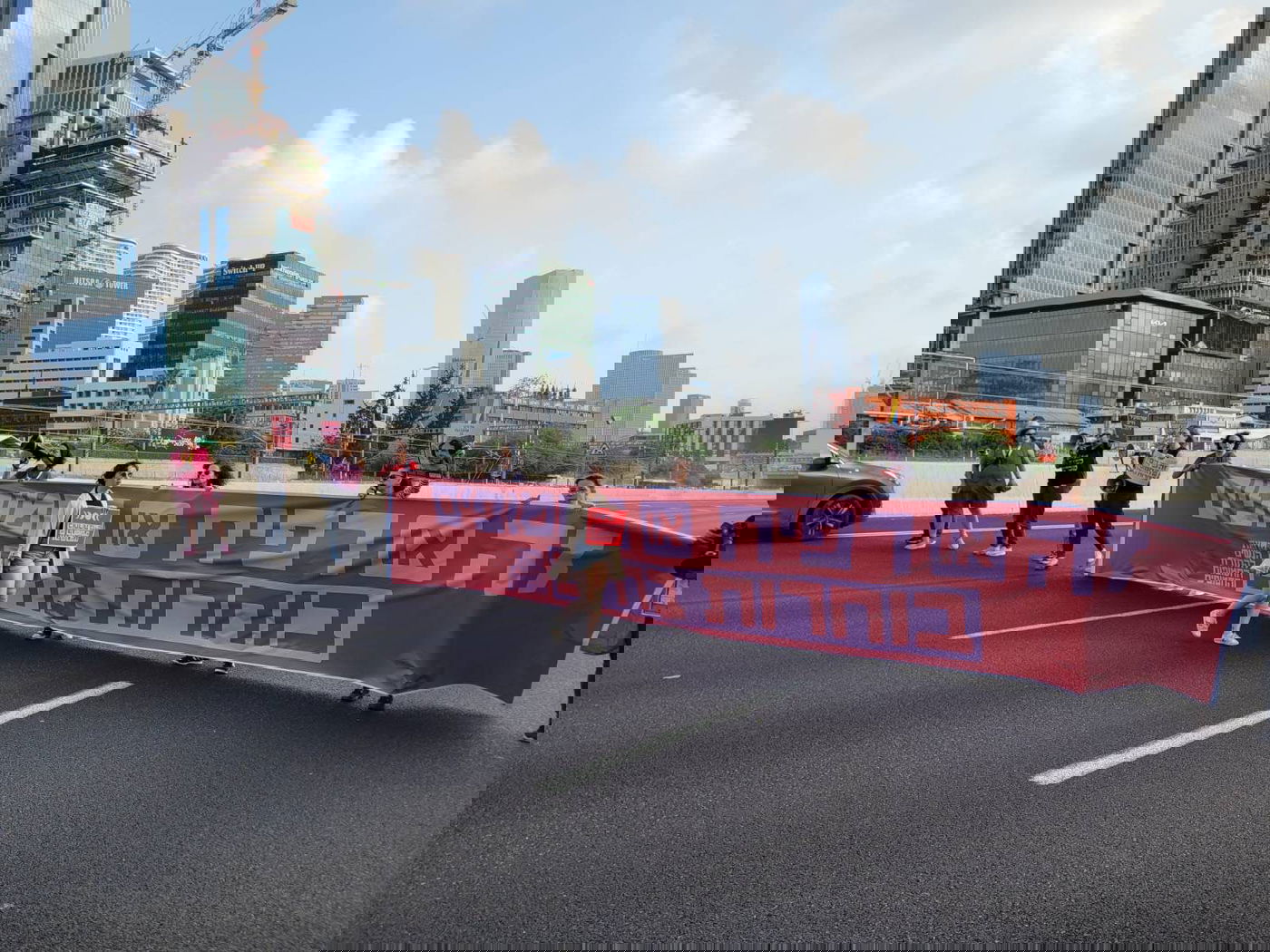 ההפגנה באיילון כעת