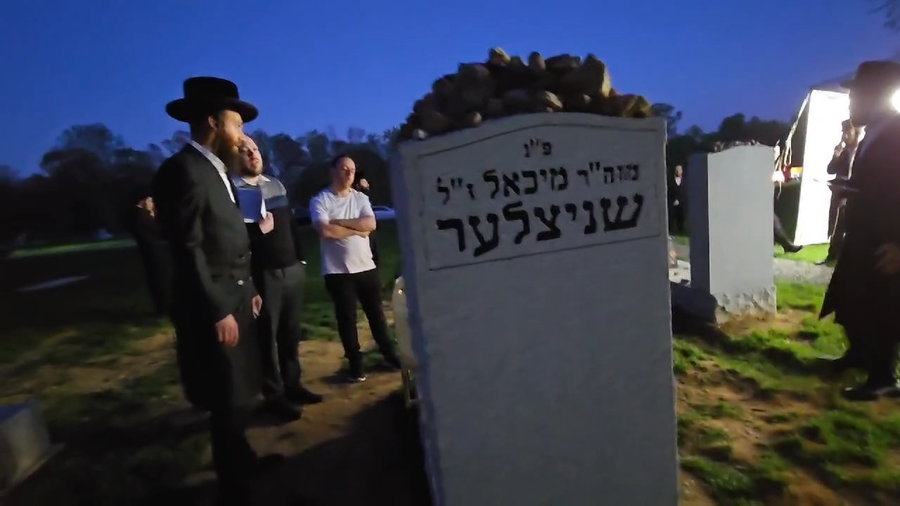 בעל המנגן בערי וובר בשירה ליד קברו של ר' מיכאל
