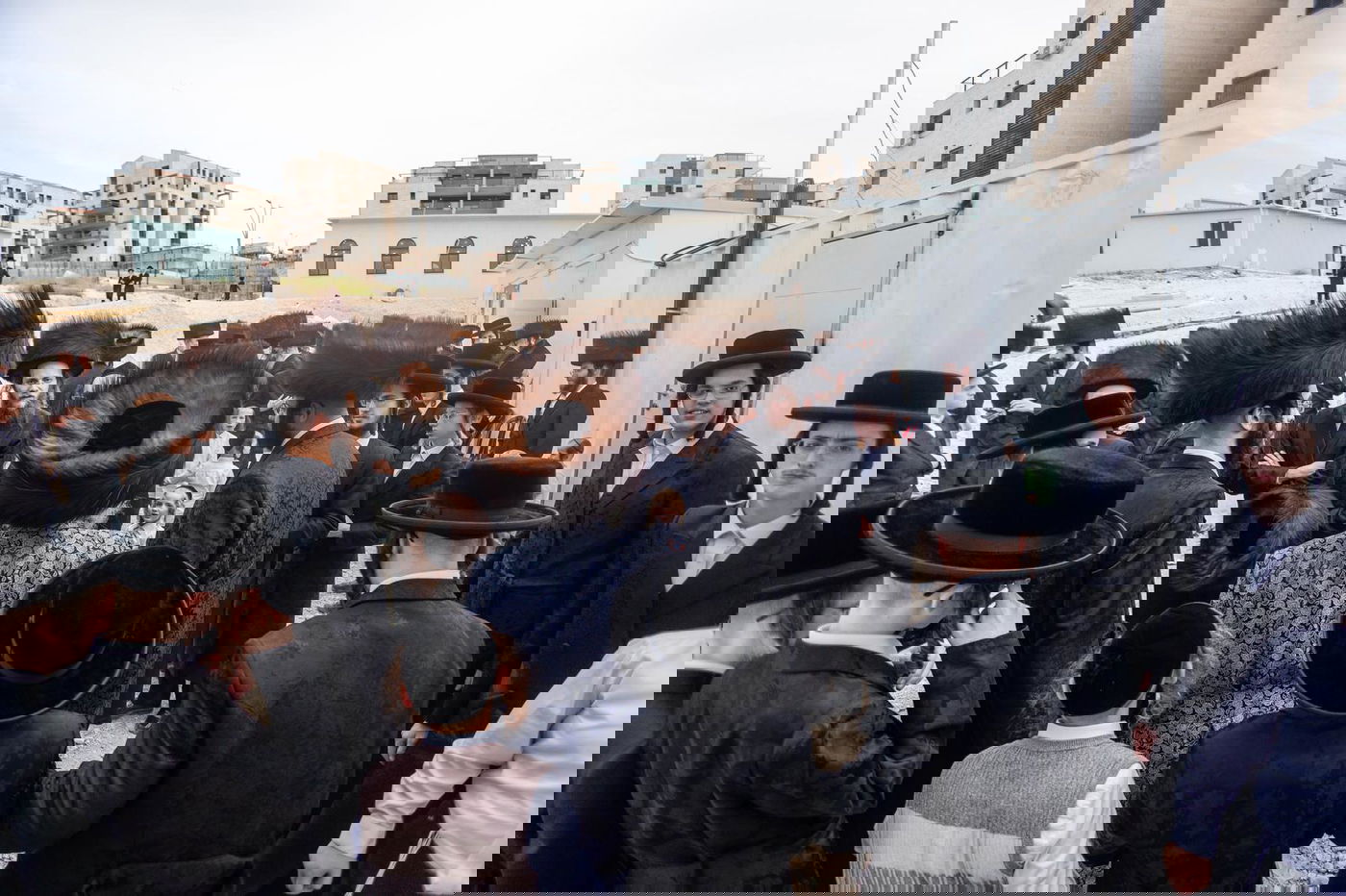 הגה"צ ראש ישיבת סאטמאר בחנוכת בית המדרש בבי"ש