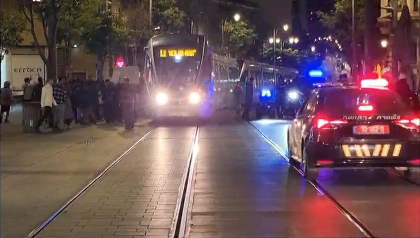 מתפרעים חוסמים את הרכבת הקלה בירושלים