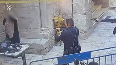 תיעוד דרמטי | שולפת סכין - והשוטרים מכוונים כלפיה נשק