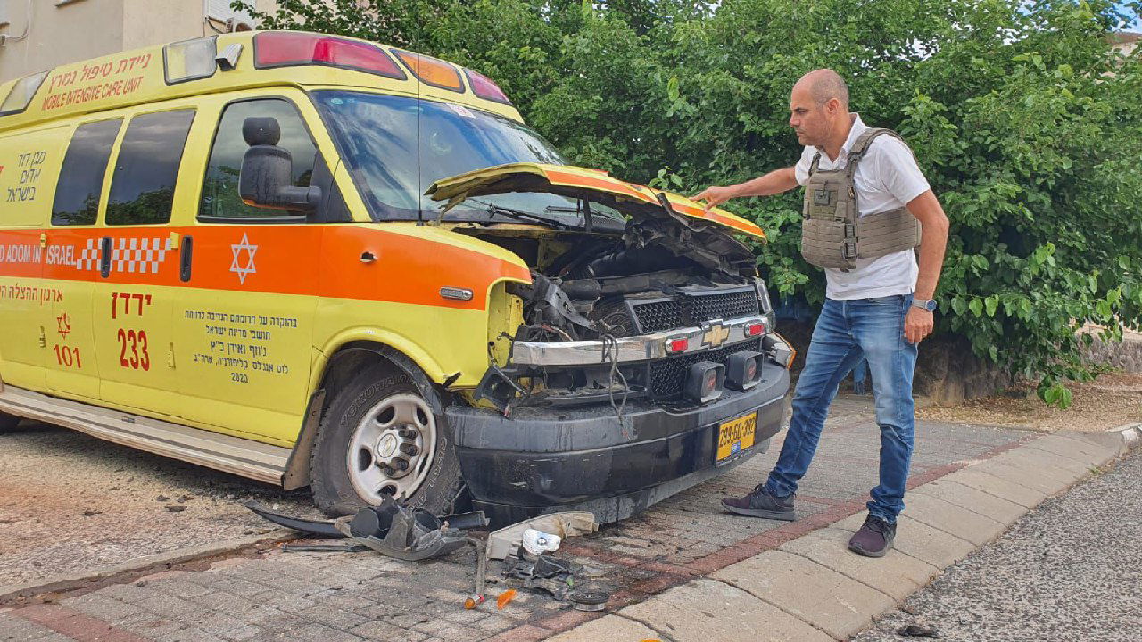 האזינו לדבריו של דובר עיריית קריית שמונה דורון שנפר | תמונת אילוסטרציה - פגיעה ישירה באמבולנס בקריית שמונה