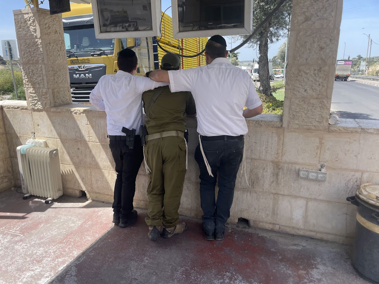 חייל חרדי עם חבריו