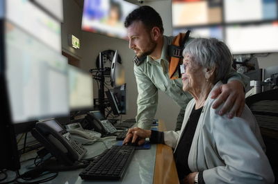 צפירת יום השואה: שורדת שואה מ-"ילדי טהרן" הפעילה את הצופרים בפיקוד העורף