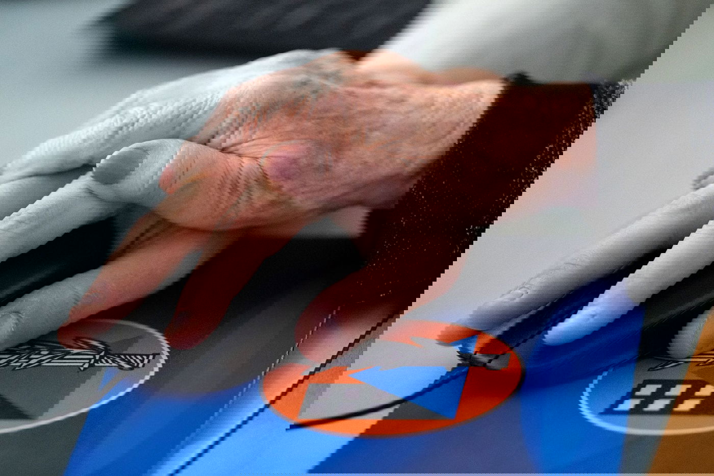 רגע הלחיצה על הכפתור שהפעיל את הצופרים לציון יום הזיכרון לשואה ולגבורה