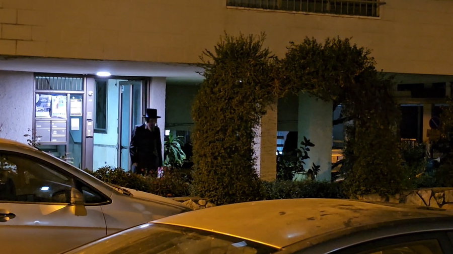 האדמו"ר מסאדיגורה בהליכה לביהמ"ד, ובספירת העומר