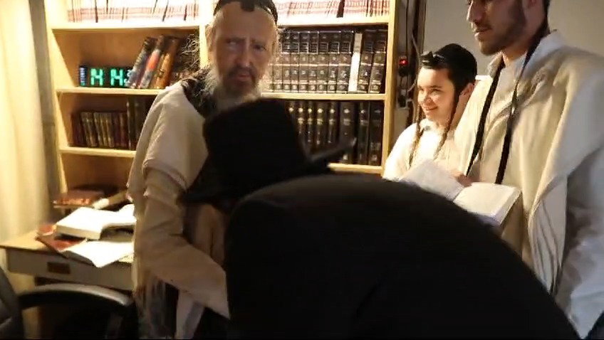 המשגיח הגאון רבי בנימין פינקל מנשק את ידו של המקובל הגאון רבי דב קוק