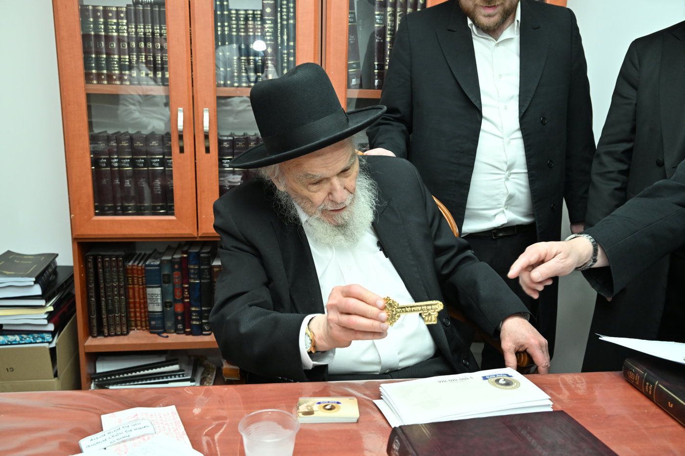 הרב משה הלל הירש בוחן את הקמע הנודע לישועות גדולות