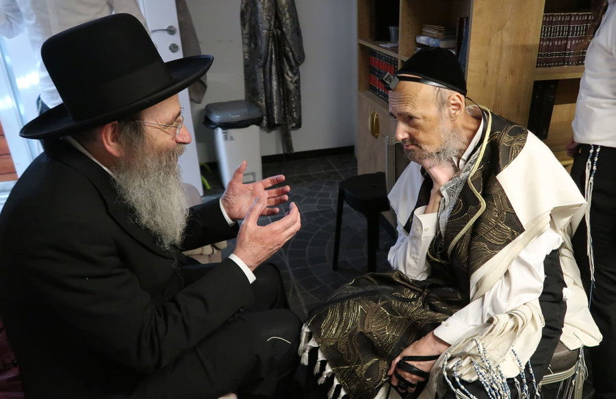 צפו: הגר"ד קוק משוחח עם המשגיח הגר"ב פינקל בשפת הסימנים