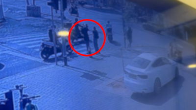 תיעוד הזוי: נוסע על קורקינט ותולש שרשראות מצווארה של הולכת רגל