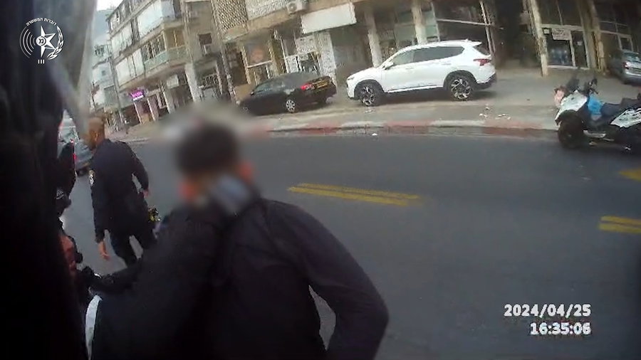 תיעוד ממצלמת הקסדה של השוטרים אודות איתור הרכב הגנוב ומעצר החשוד