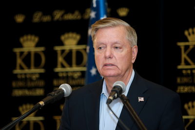 לינדזי גראהם באחד מביקוריו בישראל