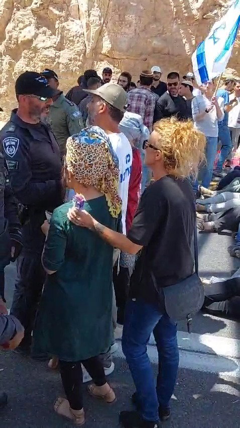 הוריו של לוחם צה"ל ינון יצחק הי"ד, במחאת ארגון צו 9 במצפה רמון