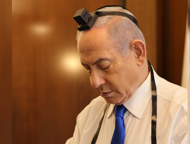 לראשונה בחייו? נתניהו הניח תפילין: "הבטחתי לרוחמה"