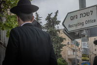 בחור חרדי ליד לשכת הגיוס | אילוסטרציה