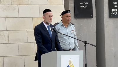 אורי מקלב בבית העלמין הצבאי בבית ג'אן ביום הזיכרון תשפ"ד