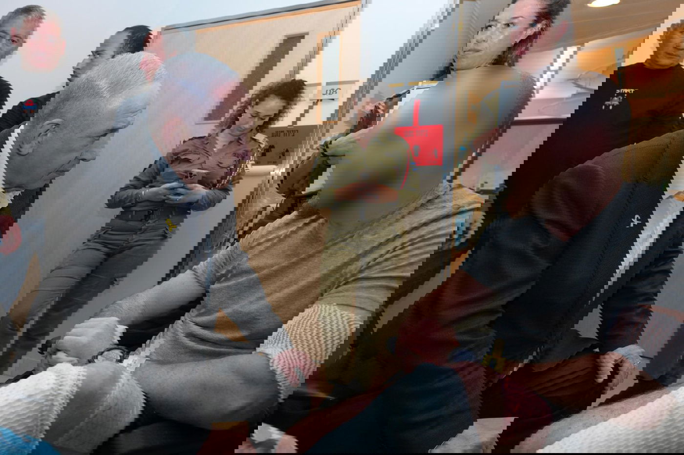 נתניהו ביקר פצועי צה"ל בבית החולים; הבטיח שימשיכו עד "ניצחון והכרעת חמאס"