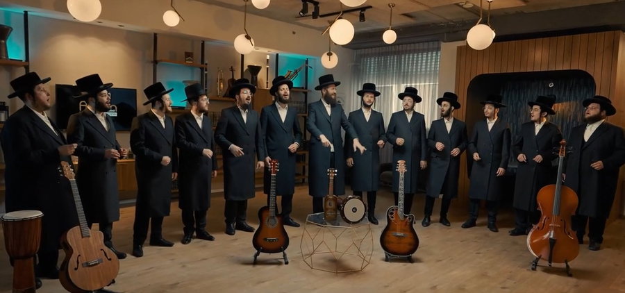 הפתיחים של מונה, מקהלת מלכות