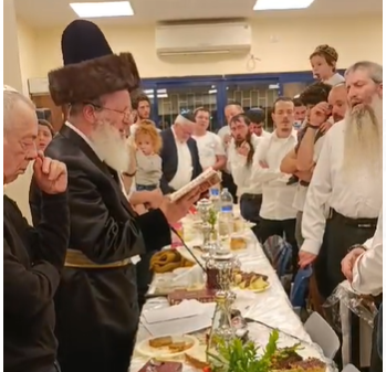 האדמו"ר מגילה ערך טיש משולב: לרגל היארצייט לאביו ויום העצמאות