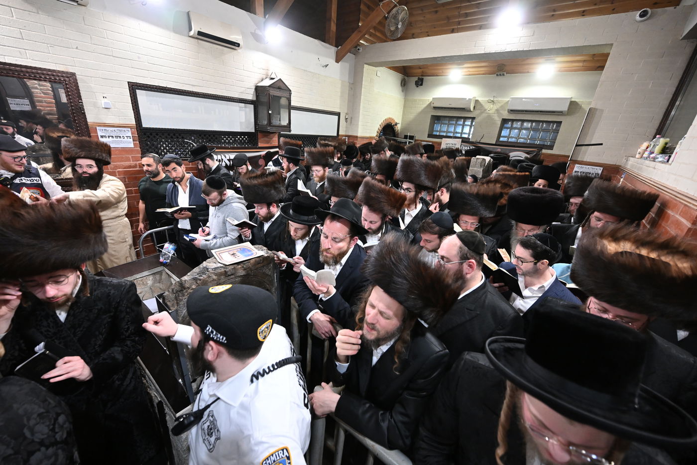 מראות ההילולה בקרעסטיר