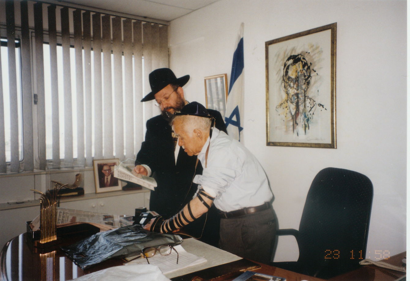 שמיר מניח תפילין עם הרב גערליצקי