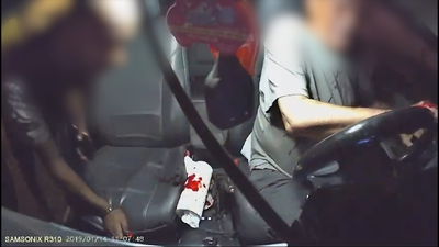 תיעוד מזעזע: בן 34 שודד באלימות נהג מונית בן 79