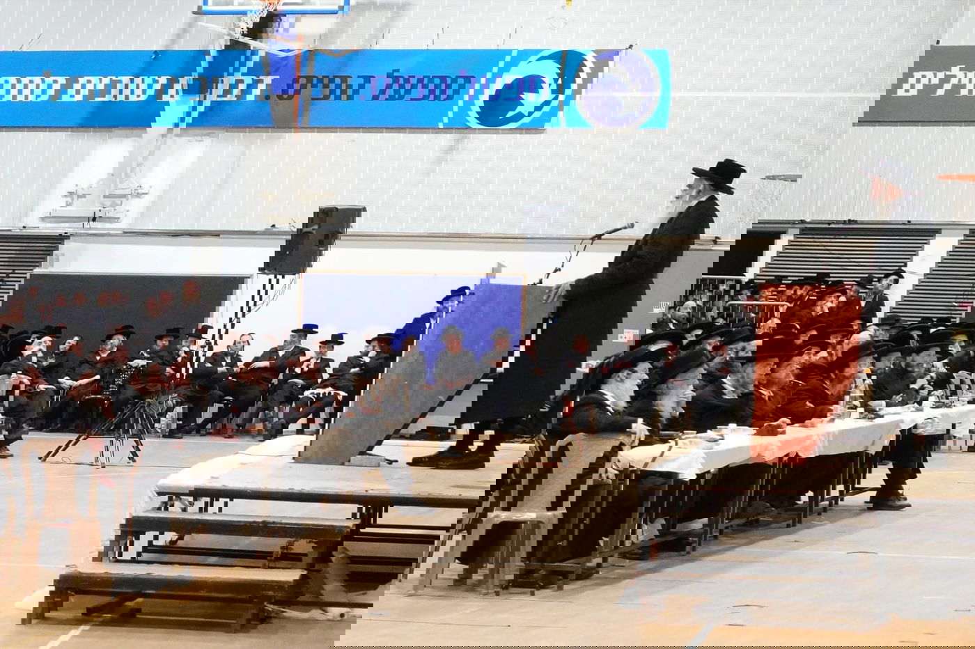 האדמו"ר מדושנסקיא נואם בחצה"ק באיאן